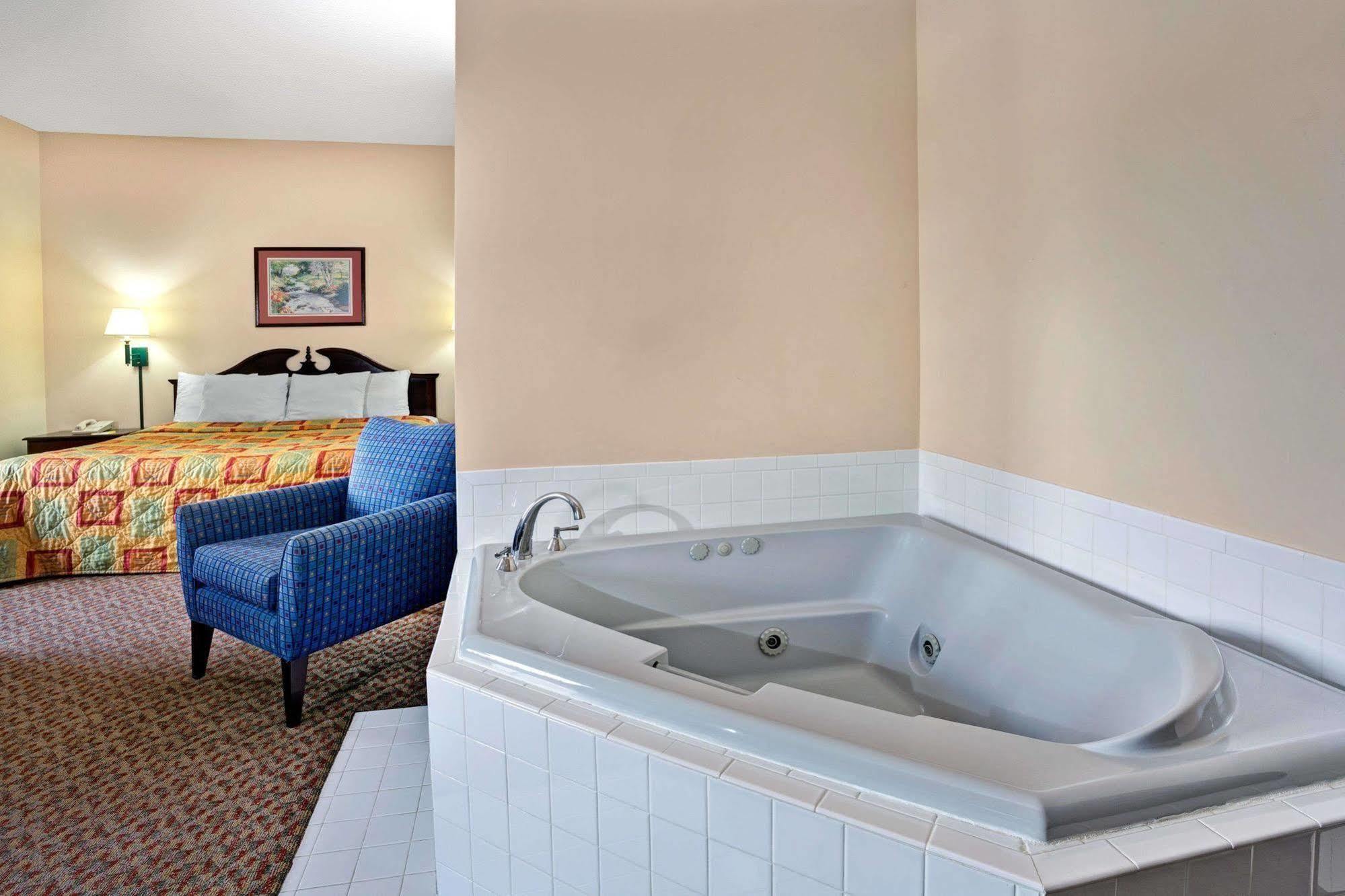 Days Inn - Chapel Hill Esterno foto