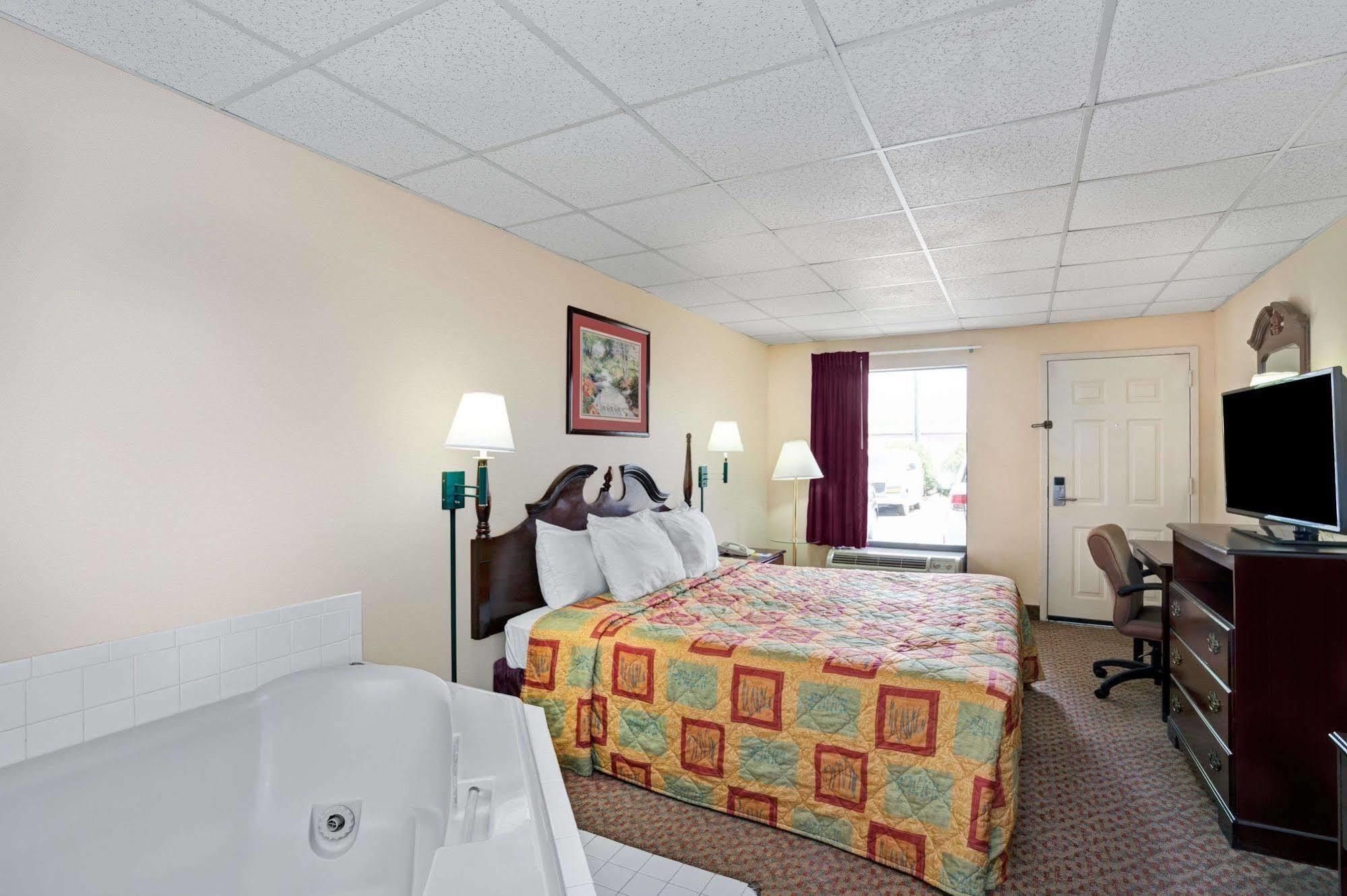 Days Inn - Chapel Hill Esterno foto