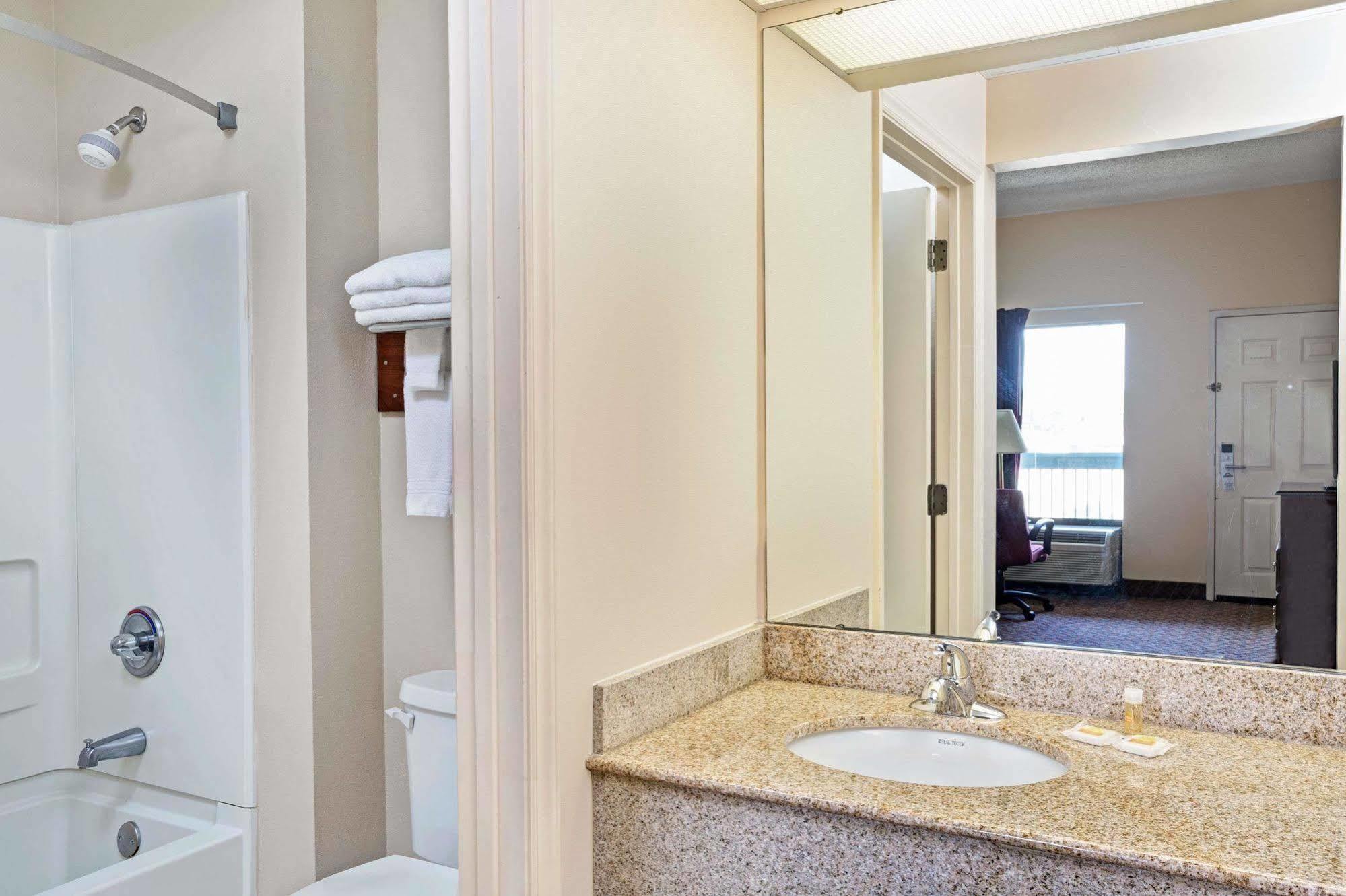 Days Inn - Chapel Hill Esterno foto
